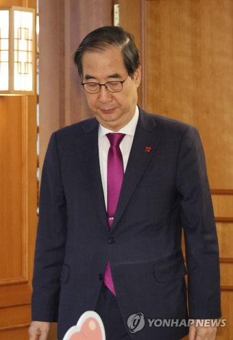 한덕수 권한대행, 크리스마스 씰 증정식 참석