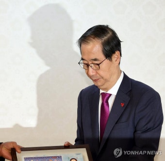 한덕수 권한대행, 크리스마스 씰 증정식 참석