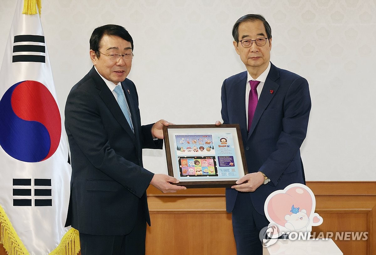 한덕수 대통령 권한대행, 결핵 퇴치를 위한 크리스마스 씰 성금 전달
