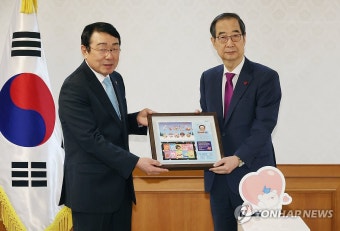한덕수 대통령 권한대행, 결핵 퇴치를 위한 크리스마스 씰 성금 전달