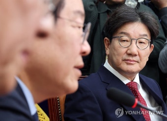 이재명 발언 듣는 권성동