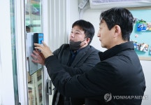 저소득층 에너지효율 개선사업 지원 현장 점검하는 안덕근 장관