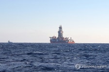 포항 홍게 어민들 대왕고래 시추선 주변 해상 시위