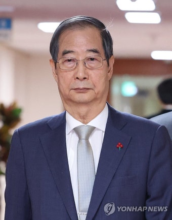 임시 국무회의 입장하는 한 권한대행