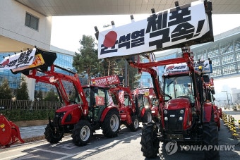 세종청사 농식품부 앞 트랙터 시위하는 농민들