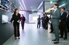 안덕근 장관, 디스플레이 수출·투자 현장방문