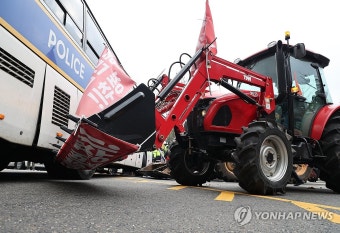 경찰 버스에 가로막힌 트랙터