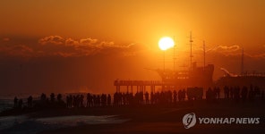추위도 잊은 일출 관광객