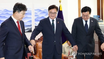 손잡는 여야 원내대표와 우원식 국회의장