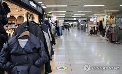 연말에도 한산한 명동 상가