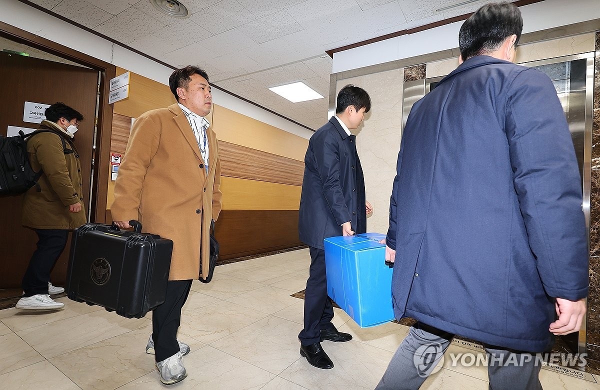 이준석 대표, 공천개입 혐의 압수수색…특검 오해 살 필요 주장