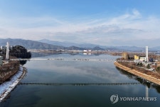 춘천사이로 248 건너는 시민들