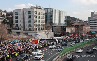 관저 앞 두 목소리
