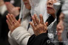(주)신도필림 | 주님 성탄 대축일 낮 미사, 기도하는 신도들