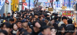 시민들로 인산인해 이루는 명동 거리