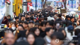 시민들로 인산인해 이루는 명동 거리
