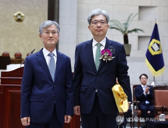조희대 대법원장에게 기념품 받는 김상환 대법관
