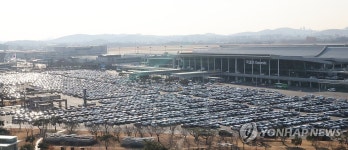 연말, 꽉 찬 김포공항 주차장