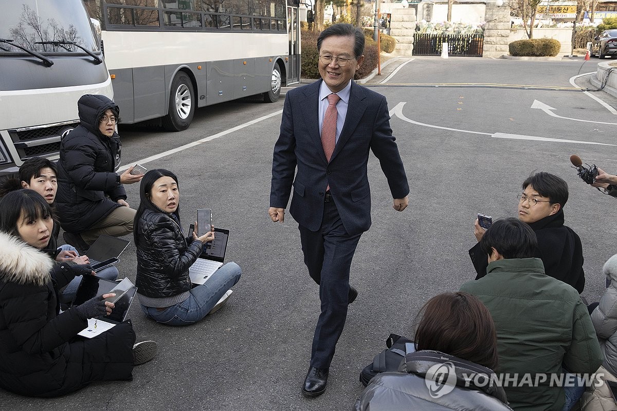 김용현 전 장관의 집행정지 신청 법원 각하…수사기록 헌재 제출 노력 거부