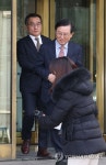 첫 탄핵심판 재판 마친 윤석열 대통령 측 대리인