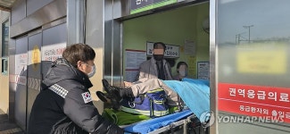병원 이송되는 무안공항 여객기 사고 구조자