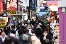 휴일 맞아 북적이는 명동거리