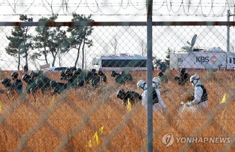 무안 제주항공 참사 현장 주변 수색하는 경찰