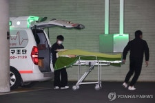 이대서울병원으로 이송되는 무안 제주항공 참사 생존 승무원