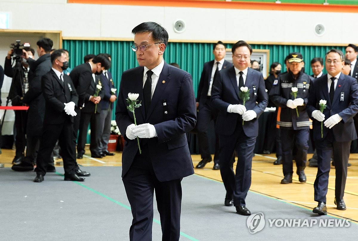 제주항공 참사 희생자 추모식, 최 대행 안타까운 사고로 인한 상처에 위로의 말 전해