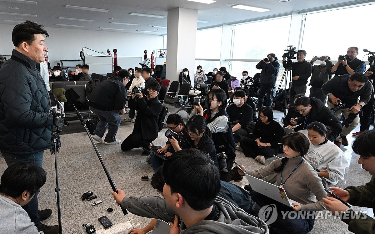 제주항공 참사 희생자 가족들, 국토교통부에 의혹 제기하며 중립성과 독립성 촉구