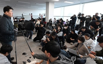 제주항공 참사 희생자 가족들, 국토교통부에 의혹 제기하며 중립성과 독립성 촉구