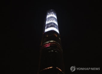 롯데월드타워에 켜진 무안 제주항공 참사 희생자 애도 조명