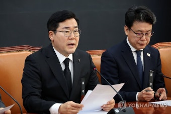 원내대책회의서 발언하는 박찬대 원내대표