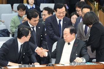 인사하는 '내란 국조특위' 위원들