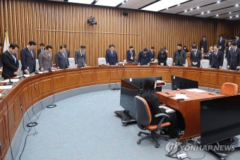 ''내란 국조특위' 제주항공 참사 희생자 애도 묵념