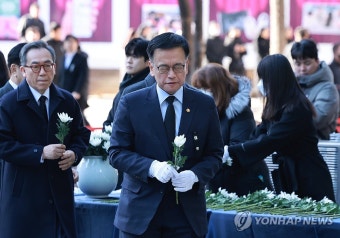 서울시청 합동분향소 조문하는 최상목 권한대행