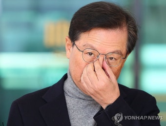 기자간담회 시작 기다리는 윤갑근 변호사