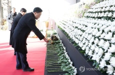 합동분향소서 헌화하는 김병환 금융위원장과 관계자들