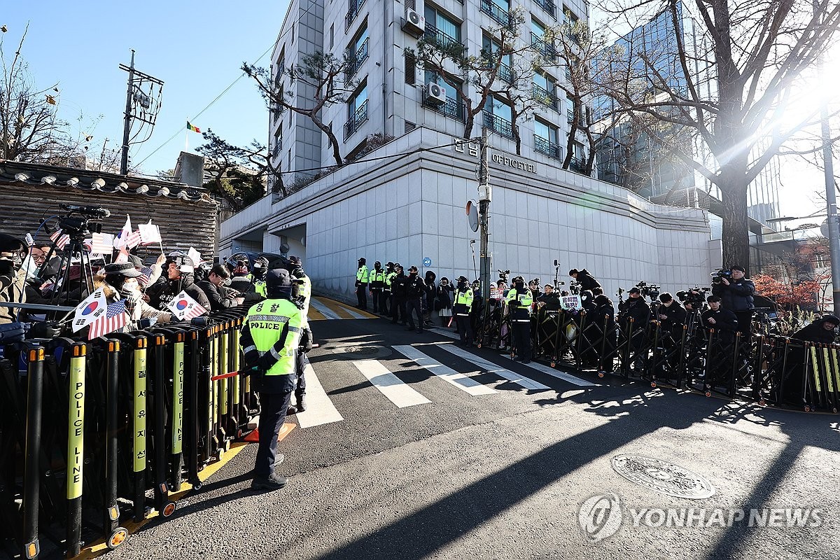 한남동 한남동 관저 앞 대규모 윤 대통령 지지자 시위, 체포 영장 집행 시위 대가와 경찰의 긴장 상태 계속된다