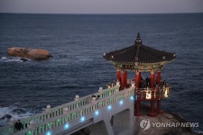 올해 마지막 해가 지는 속초 영금정