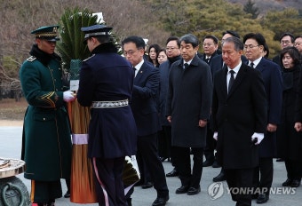 최상목 권한대행 현충탑 헌화