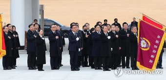 최상목 권한대행 현충원 참배