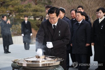 더불어민주당 박찬대 원내대표, 현충탑 참배
