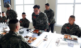 최상목 권한대행, 해병대 장병 오찬 인사
