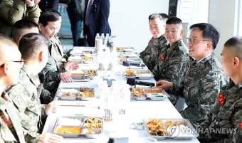 최상목 권한대행, 해병대 장병 오찬 대화