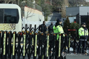 영장집행 앞둔 대통령 관저 앞 경계근무