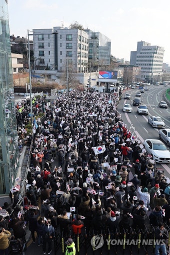 대통령 관저 인근 탄핵 반대 집회