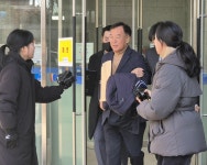 비위 혐의 김진하 양양군수 구속심사 출석…묵묵부답 일관