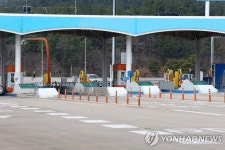 승용차, 무안광주고속도로 요금소 옹벽 충돌…운전자 사망