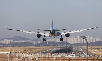 '로컬라이저' 따라 김포공항에 착륙하는 여객기